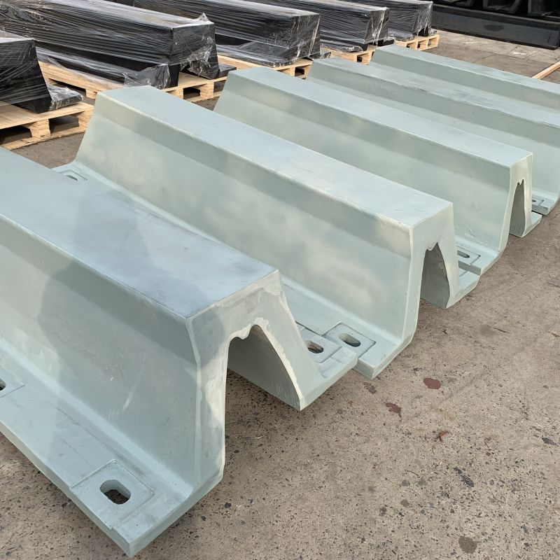 灰白色橡胶护舷